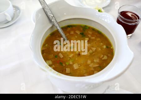 Ciotola con zuppa di piselli e carne affumicata sul tavolo Foto Stock
