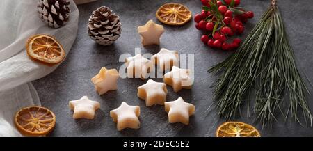 Torte natalizie fatte in casa a forma di stella Foto Stock