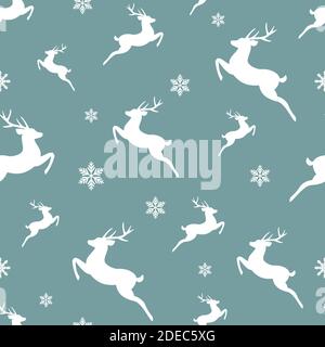 Modello invernale senza cuciture con fiocchi di neve bianchi e cervi con antlers. Ornamento di Natale piatto vettoriale su sfondo blu polvere. Textur renna invernale Illustrazione Vettoriale