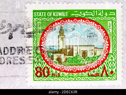 MOSCA, RUSSIA - 25 OTTOBRE 2020: Francobollo stampato in Kuwait mostra il Palazzo SIEF, serie Definitives, circa 1981 Foto Stock