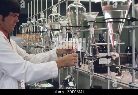 1970 Photo (1972) - EPA Gulf Breeze Laboratory: Chemistry Lab. Il chimico sta testando i campioni di acqua per i pesticidi Foto Stock