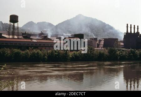 1970 Photo (1975) - Union Carbide ferro-Alloy Plant. Emissioni dall'impianto metallurgico sono state ridotte del 97.7% tra il 1967 e il 1975 la diminuzione è avvenuta dopo l'accordo su un programma di conformità tra Union Carbide e la West Virginia Air Pollution Control commission Durante lo sviluppo di nuovi standard nazionali per le prestazioni delle fonti, il fiume Kanawha è in primo piano (vedere la scheda n. 141-146) Foto Stock