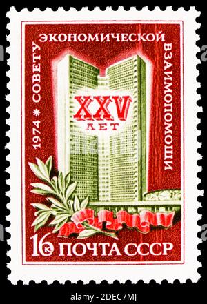 MOSCA, RUSSIA - 25 OTTOBRE 2020: Francobollo stampato in Unione Sovietica dedicato al 25° anniversario del Consiglio per l'aiuto economico reciproco, serie, circa Foto Stock