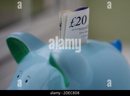 File foto datata 06/01/15 di denaro in una banca piggy. Più di tre quarti delle persone nei loro 20 anni hanno dovuto tuffarsi nei loro risparmi negli ultimi sei mesi per coprire i costi giornalieri, un sondaggio ha scoperto. Foto Stock