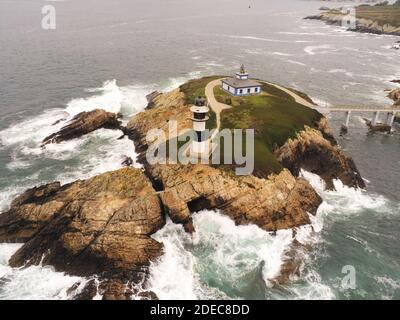 Una vista aerea di un faro su una formazione rocciosa Isola di Pancha in Spagna Foto Stock