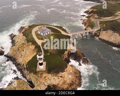 Una vista aerea di un faro su una formazione rocciosa Isola di Pancha in Spagna Foto Stock