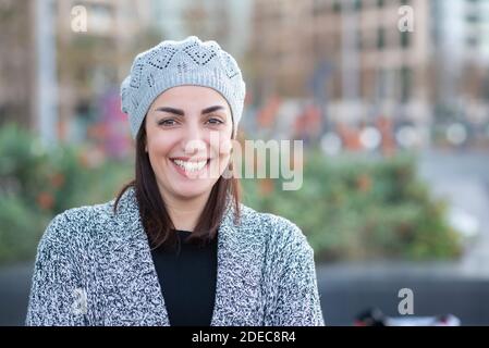 Bella donna di 35 anni all'aperto Foto Stock