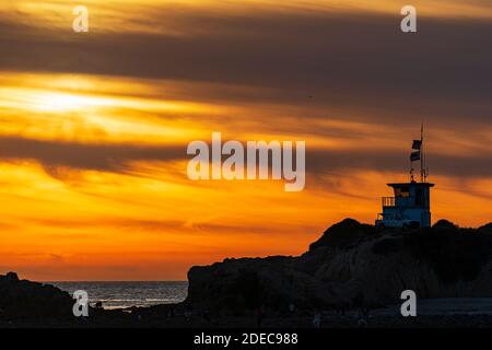 Los Angeles, Stati Uniti. 29 Nov 2020. Il sole tramonta sulla spiaggia statale Leo Carrillo a Malibu, California. Credit: SOPA Images Limited/Alamy Live News Foto Stock