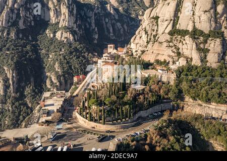 Vista aerea del drone dell'Abbazia di Montserrat montagna vicino a Barcellona Al mattino alba vicino a Barcellona Foto Stock