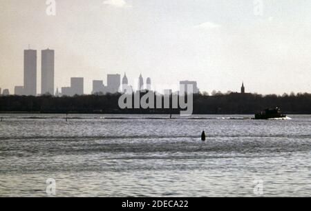1970 Foto (1974) - skyline di Lower Manhattan a New York Città presa dal porto di Newark New Jersey (New York) Foto Stock