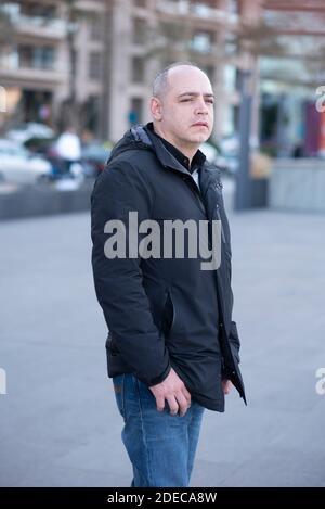 Uomo pensivo di 45 anni che guarda via all'aperto Foto Stock