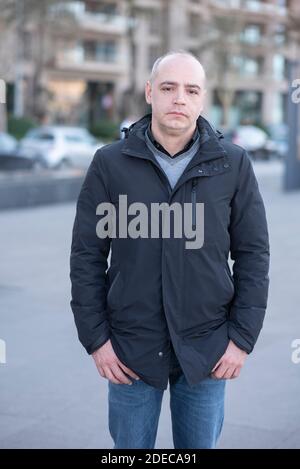 uomo di 45 anni in piedi all'aperto Foto Stock