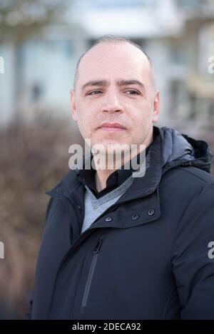 Uomo pensivo di 45 anni che guarda via all'aperto Foto Stock