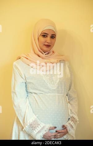 Bella donna musulmana incinta Foto Stock