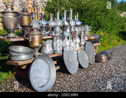 Un sacco di vecchi vintage metallo arabo e russo navi, vassoio, baccelli e samovar. Foto Stock