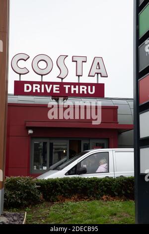 Un furgone ordina presso un Costa Drive Thru nel parco al dettaglio di Collonades Purley Way, Croydon, Surrey Foto Stock