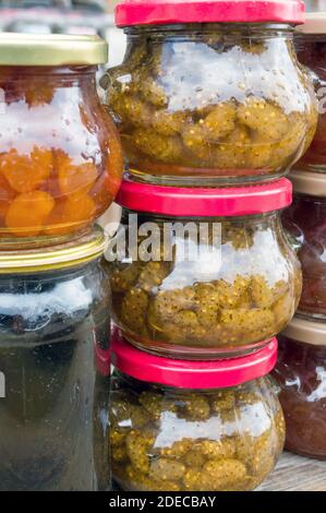 Marmellate fatte in casa per la vendita in un mercato agricolo. Foto Stock