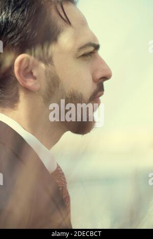 Uomo d'affari serio che guarda fuori Foto Stock