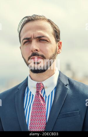 Uomo d'affari serio che guarda fuori Foto Stock