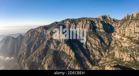 Vista panoramica aerea drone Abbazia di Montserrat montagna vicino Barcellona all'alba del mattino Foto Stock