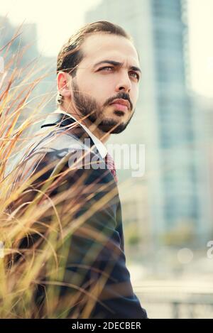 Uomo d'affari che guarda fuori Foto Stock