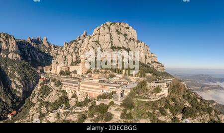 Vista panoramica del drone aereo dell'Abbazia di Montserrat vicino a Barcellona in ora del mattino Foto Stock