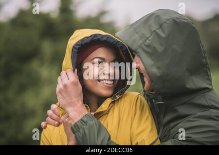 Giovane coppia felice trascorrere il tempo nel parco e sentire fantastico Foto Stock