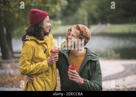 Coppia che ha una passeggiata romantica nel parco Foto Stock