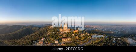 Vista panoramica del drone aereo della Basilica del Sacro cuore in cima Di Tibidabo vicino Barcellona durante il tramonto Foto Stock