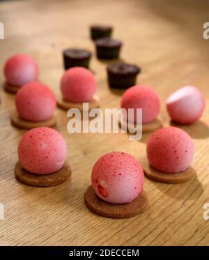 Puffs. Palle di mousse al gusto di fragola su una base di biscotto Foto Stock