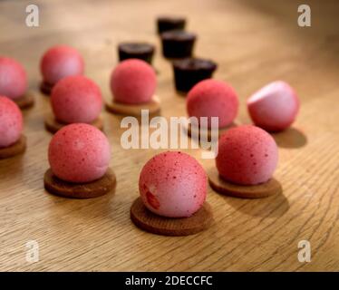 Puffs. Palle di mousse al gusto di fragola su una base di biscotto Foto Stock