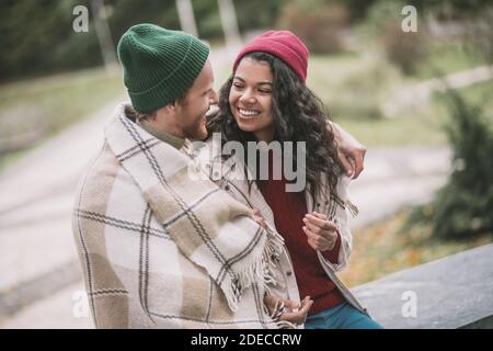 Partner che indossano cappelli a maglia che hanno una data all'aperto Foto Stock