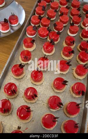 Mousse al gusto di fragola su un tavolo a buffet Foto Stock