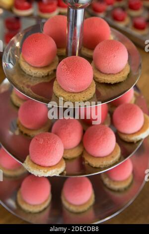 Puffs. Palle di mousse al gusto di fragola su una base di biscotto Foto Stock