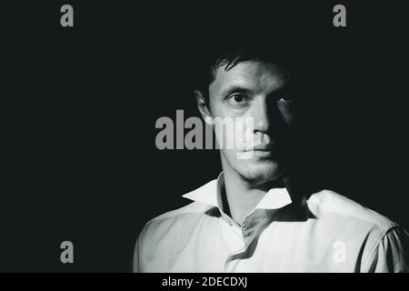 Uomo di mezza età. Nero e bianco ritratto drammatico, tasto basso Foto Stock