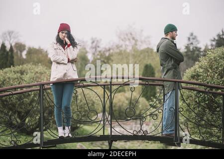 Coppia in piedi separatamente dopo avere un argomento cattivo vibes. Foto Stock