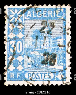 MOSCA, RUSSIA - 17 OTTOBRE 2020: Francobollo stampato in Algeria spettacoli Moschea di Sidi Abder Rahman, serie Algeri, circa 1926 Foto Stock