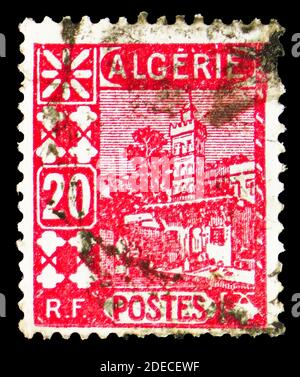 MOSCA, RUSSIA - 17 OTTOBRE 2020: Francobollo stampato in Algeria spettacoli Moschea di Sidi Abder Rahman, serie Algeri, circa 1926 Foto Stock