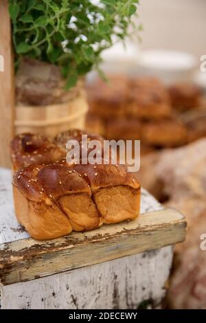 Un assortimento di panini appena sfornati e focacce di pane su un tavolo a buffet per il brunch Foto Stock