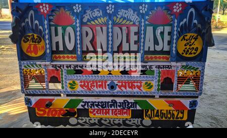 02 Novembre 2020 : Reengus, Jaipur, India / Vista posteriore di un colorato mini camion indiano. Foto Stock
