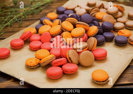 Un vassoio di macaroni colorati. Un macaroon è una piccola torta o un biscotto, tipicamente fatto da mandorle macinate (l'ingrediente principale originale), cocco o oth Foto Stock