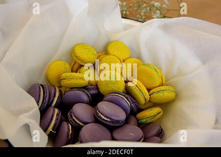 Un vassoio di macaroni colorati. Un macaroon è una piccola torta o un biscotto, tipicamente fatto da mandorle macinate (l'ingrediente principale originale), cocco o oth Foto Stock