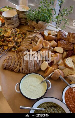 Un cestino con panini appena sfornati e focacce di pane Foto Stock