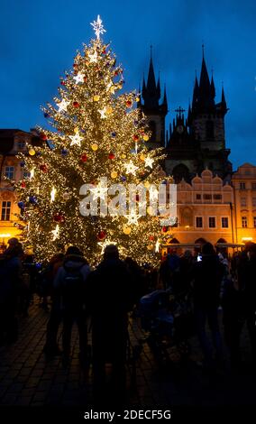 Praga, Repubblica Ceca. 28 Nov 2020. L'albero di Natale splende sulla Piazza della Città Vecchia di Praga, Repubblica Ceca, il 28 novembre 2020. Credit: Katerina Sulova/CTK Photo/Alamy Live News Foto Stock