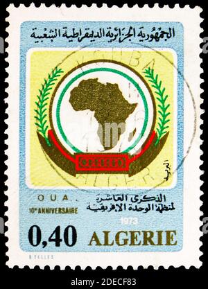 MOSCA, RUSSIA - 17 OTTOBRE 2020: Francobollo stampato in Algeria dedicato al decimo anniversario dell'Organizzazione per l'unità africana (OAU), serie, ci Foto Stock