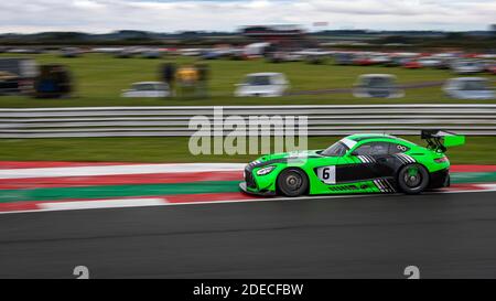 Una panoramica di una vettura da corsa mentre si guida su una pista. Foto Stock