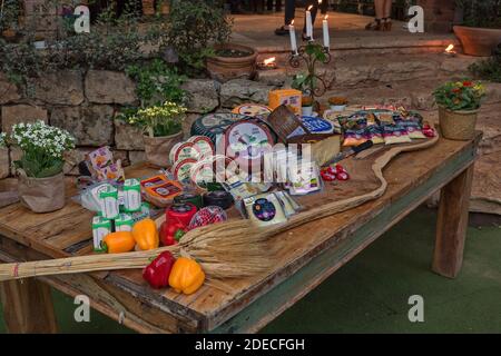 Assortimento di formaggi prodotti caseari di capra, pecora e vacca Foto Stock