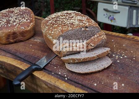 Un assortimento di panini appena sfornati e focacce di pane su un tavolo a buffet per il brunch Foto Stock