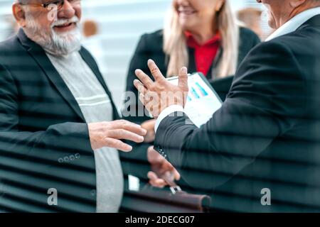 primo piano . colleghi di affari che discutono i programmi finanziari Foto Stock