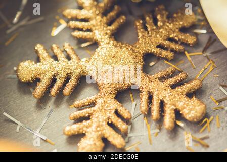 Decorazioni in fiocco di neve a forma di stella dorata su una superficie rustica Foto Stock
